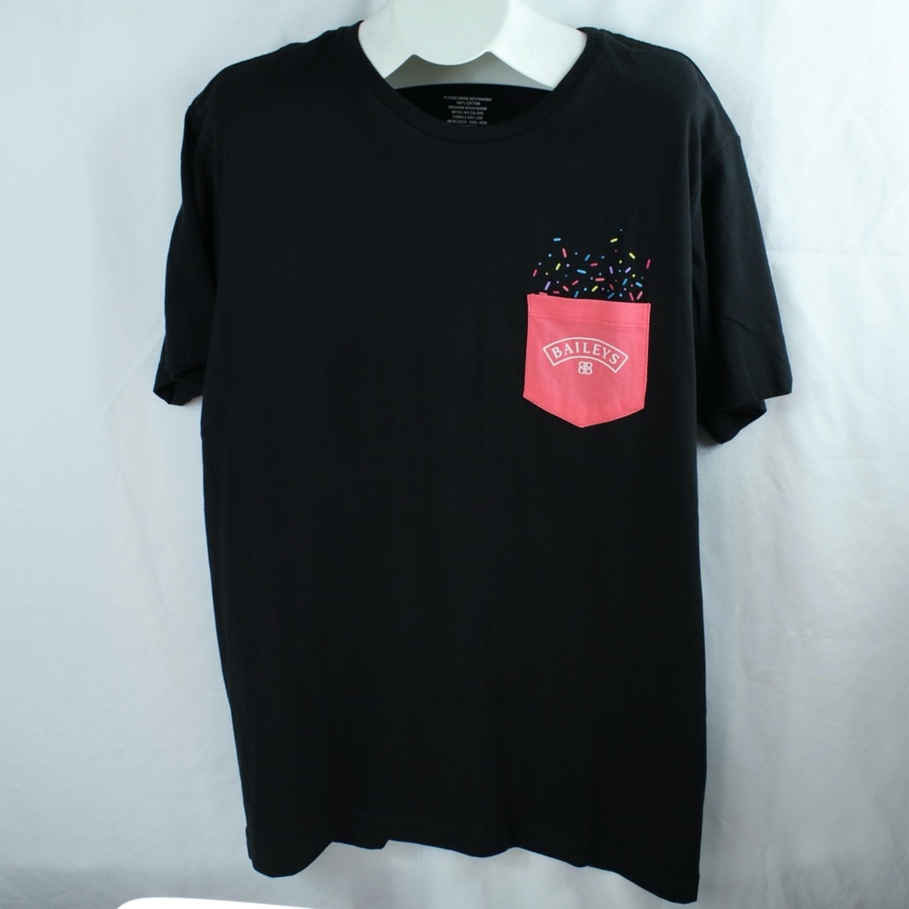 Bailey's Black & Pink Treat‎ Yourself Pocket T Shirt Mens Size XL